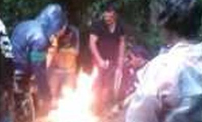 En tentant de réparer un pneu, ils prennent feu !