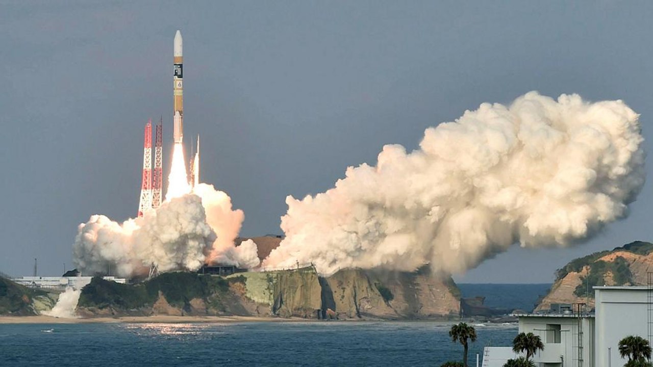 Wettersatellit mit Manga-Zeichnungen im All