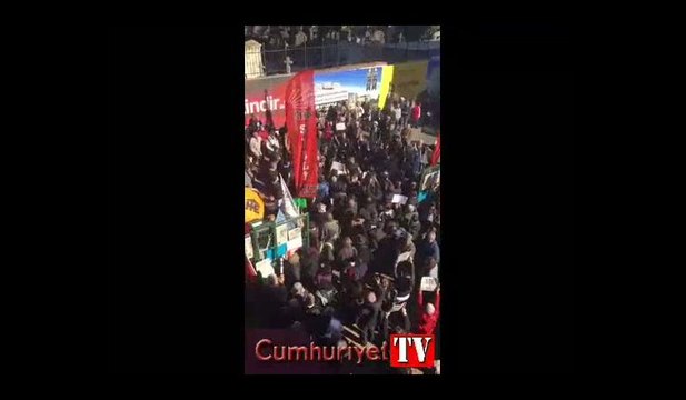 Polisten Cumhuriyet'e desteğe gelenlere provokasyon