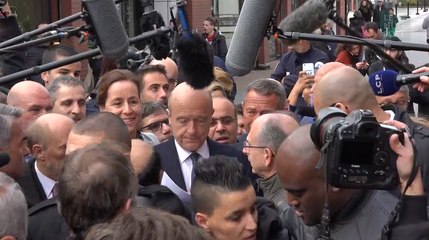 Télécharger la video: Alain Juppé accueilli par plus de journalistes que de passants à Argenteuil