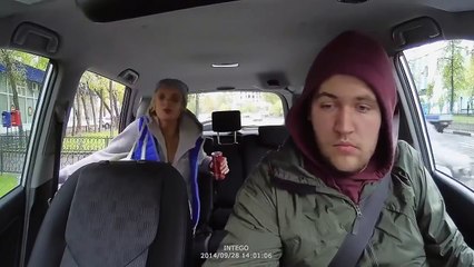 Телка разделась в такси. Улёт!!!