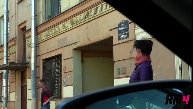 Cette femme jette son bébé en pleurs dans un bac à ordures. La réaction de certains passants est choquante