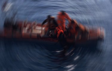 Mülteci botu battı, 17 ölü