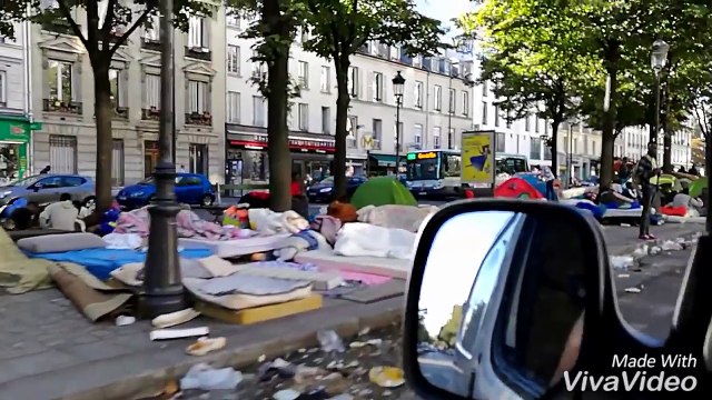 Migrants avenue de Flandre Picture @ end métro Stalingrad Paris 19