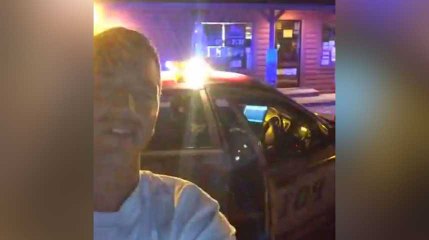 Il vole une voiture de police et se filme en direct