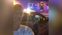 Il vole une voiture de police et se filme en direct