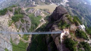 Il ponte di vetro più lungo del mondo su un burrone!