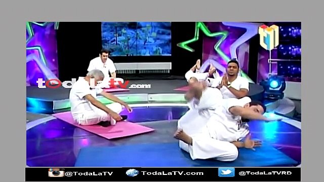 Silvio Mora y su puerco forman parte del Yoga Chevere-Chevere Nights-Video