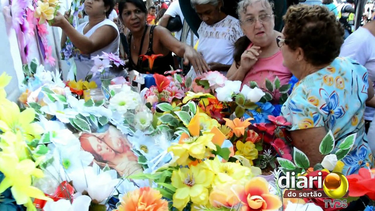 Cemitérios amanhecem lotados para o Dia de Finados em Cajazeiras