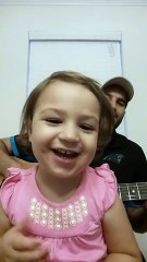 L'instant meugnon ! Père et Fille dans un duo super irrésistible : l'attitude de la gamine est à mourir de rire !