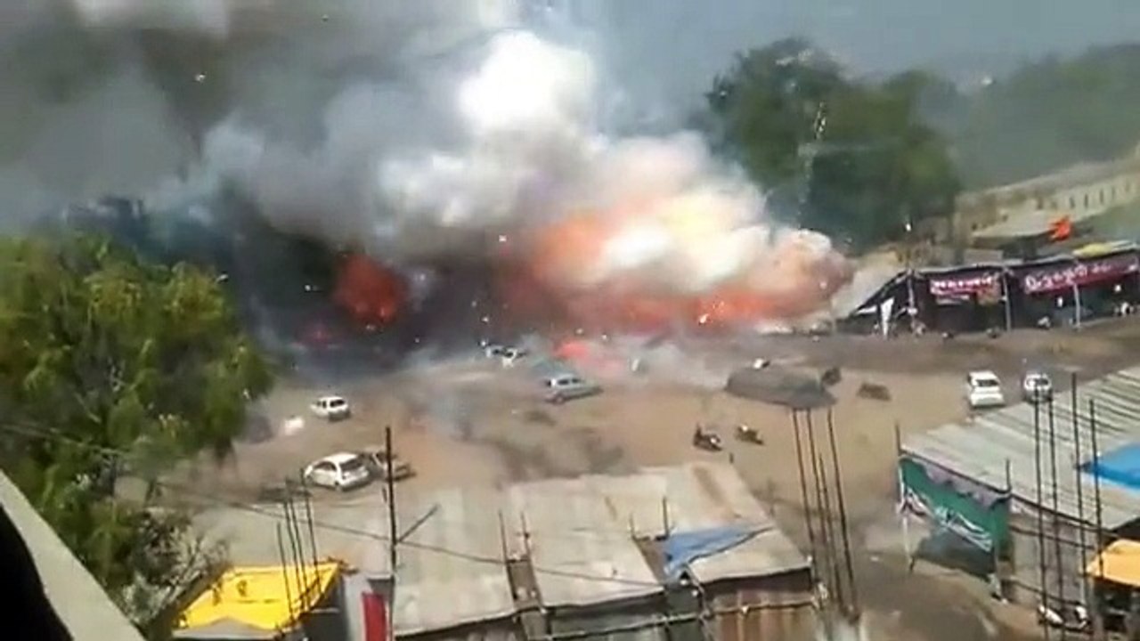 Impressionnant : fabrique de feux d'artifice explose