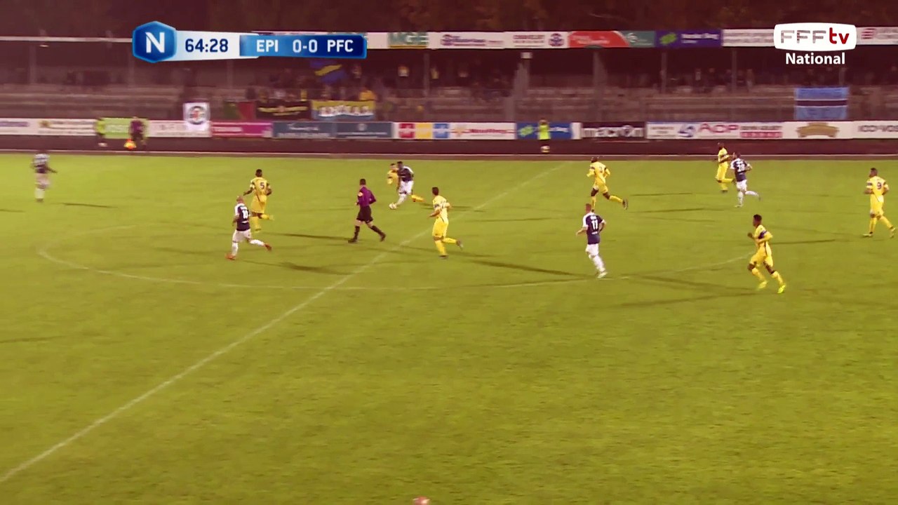 Le centre finit en touche!