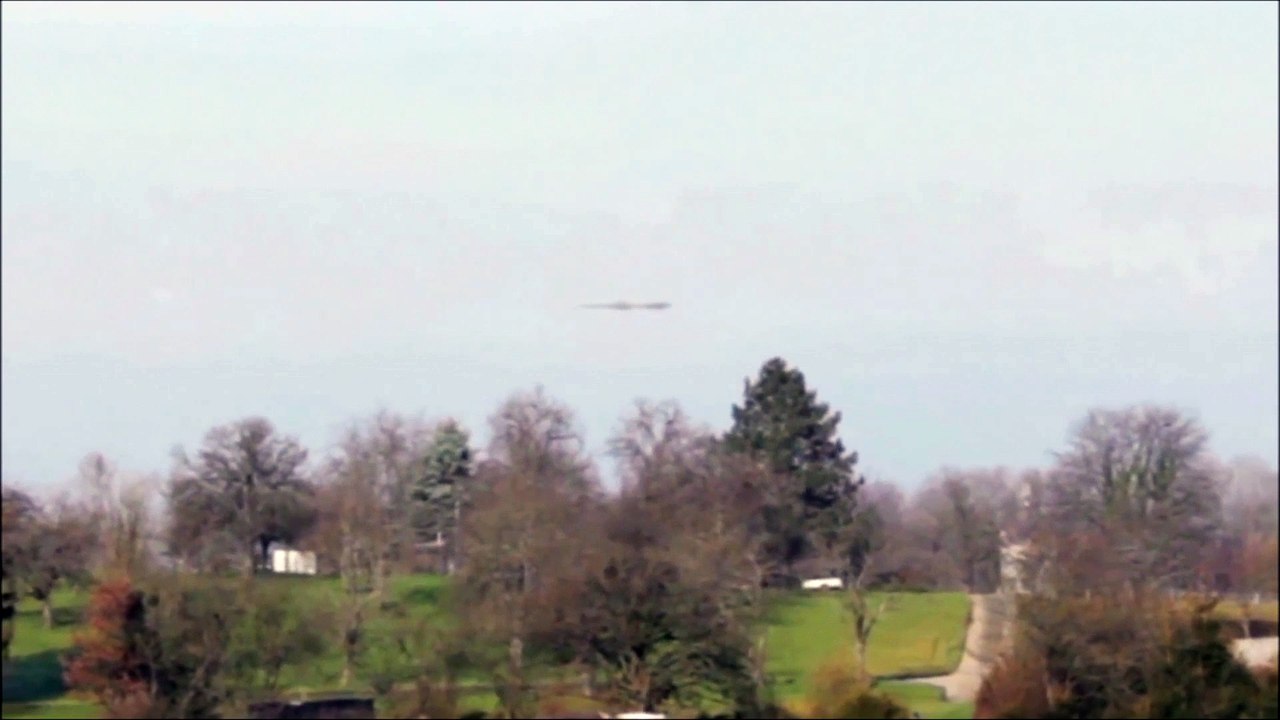 Cigar-shaped UFO over Mulhouse, France on 12 03 2013