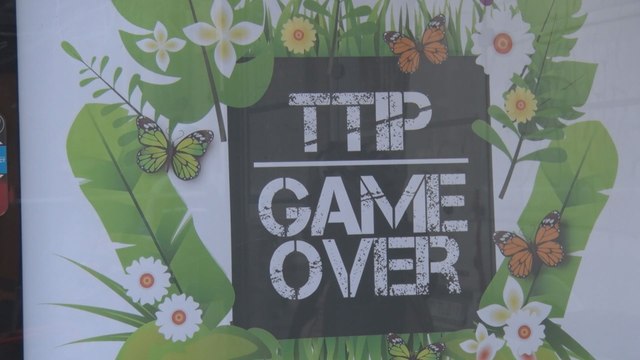 Des affiches publicitaires détournées pour lutter contre le Ceta et le TTIP à Bruxelles