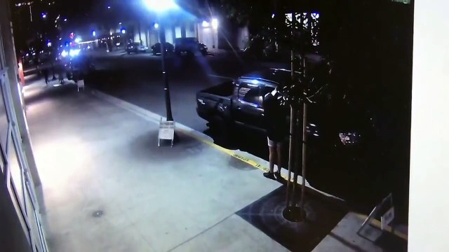 Ne jamais pisser sur une voiture quand on est bourré... Bim, KO!