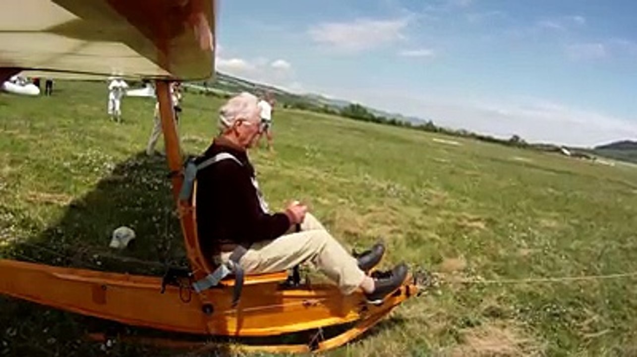 millonario se divierte con su avioneta