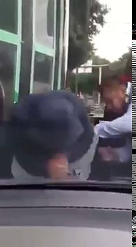 Así es como un chófer de Uber y taxista se pelean por clientes