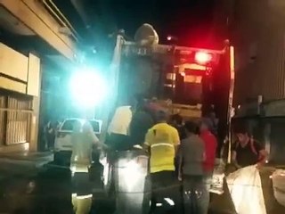 Venezolanos buscan restos de comida en camión de basura en Chacao