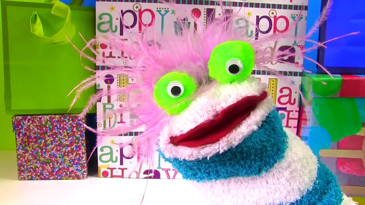 Fizzy Opens Birthday Presents, Takes a Bath & Gets a New Look _ Fizzy Toy Show-r12ncczd6W4