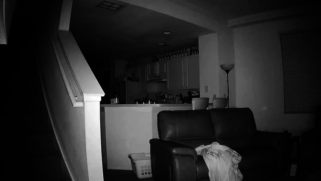 Un couple a une surprise en visionnant la caméra de surveillance installée dans le salon