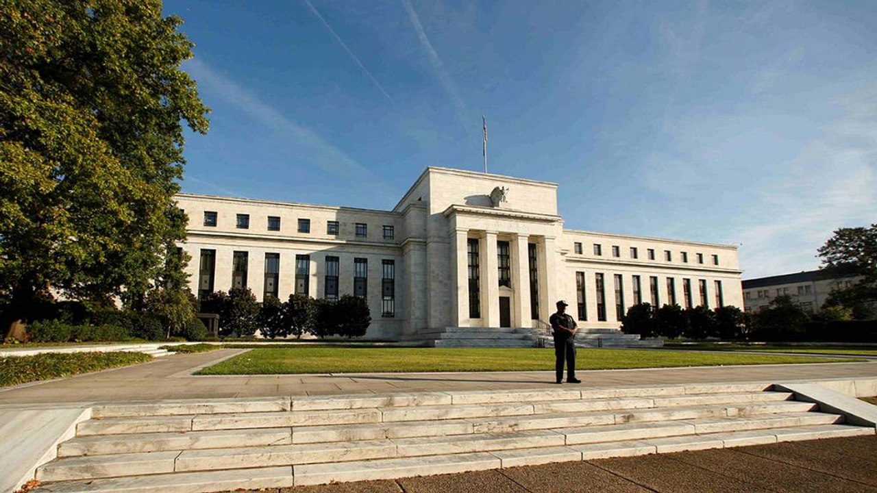 ΗΠΑ: Η FED κρατά αμετάβλητα τα επιτόκια, λίγο πριν τις εκλογές