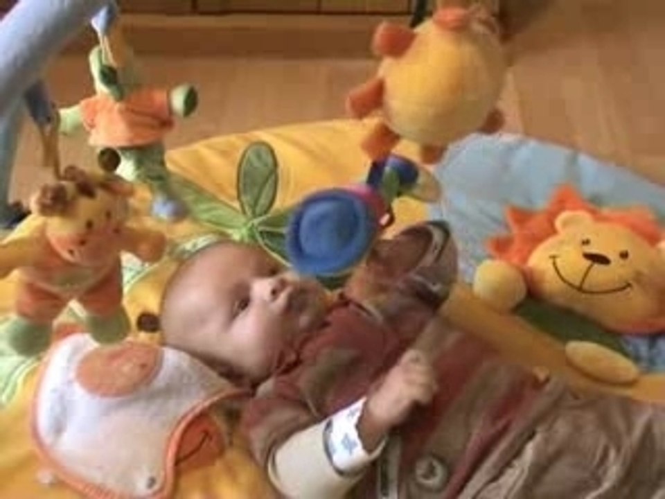 Ewenn sur le tapis d'éveil