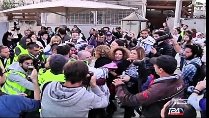 لأول مرة: نساء يصلين مع لفائف توراة في باحة حائط البراق