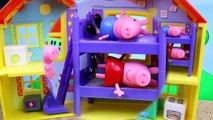 Peppa Pig & George Pig FIGHT Pirate Candy Cat on Pirate Ship Construction Set Peppa Legos Mega Bloks