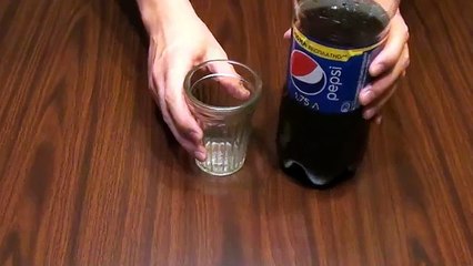 Une astuce pour se servir du Cola sans faire de bulles ! Ca vient de Russie !