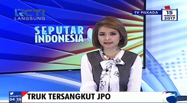 Truk Pengangkut Alat Berat Tersangkut JPO di Cengkareng