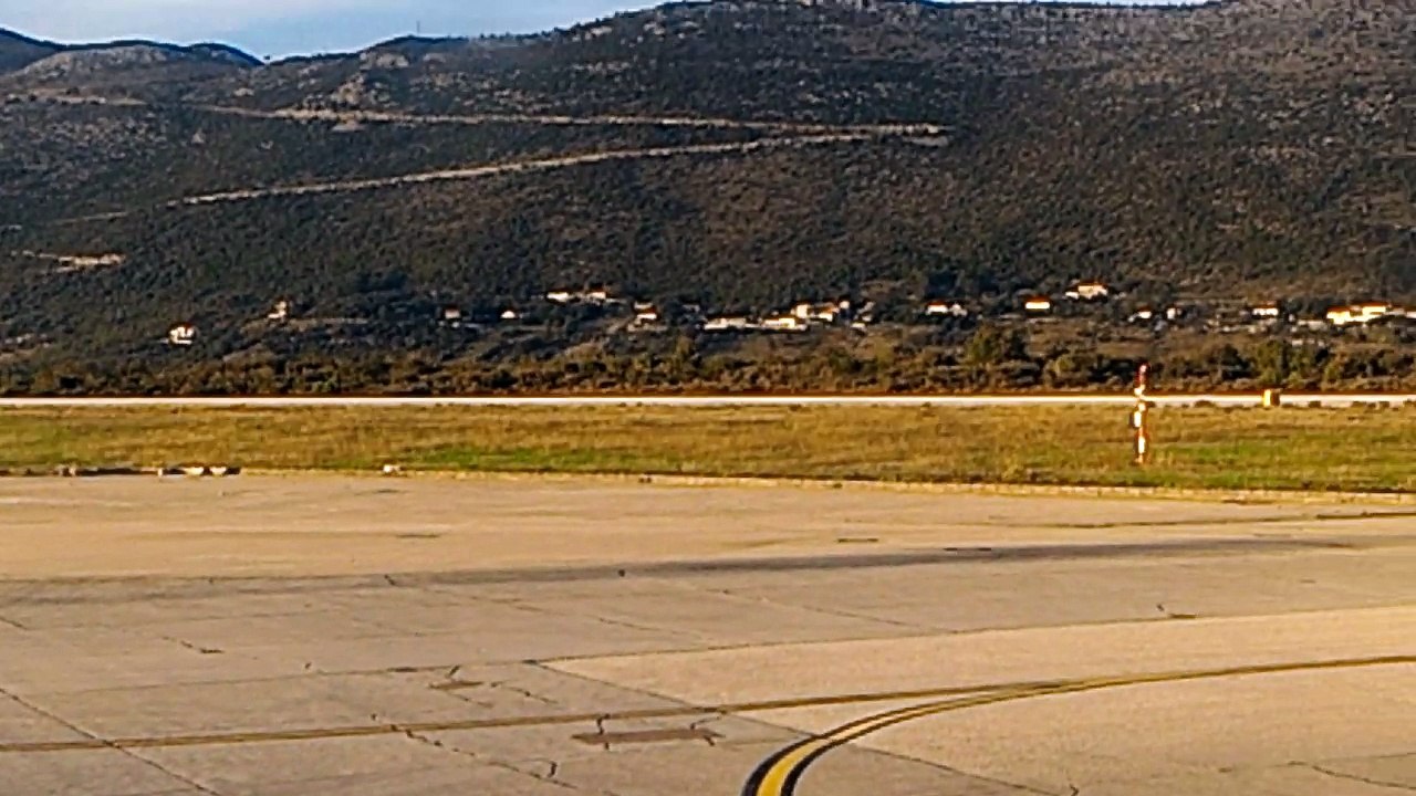 v23- L'avion roule jusqu'à la piste