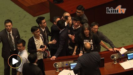 Download Video: Parlimen Hong Kong kecoh, ahli dewan bergaduh