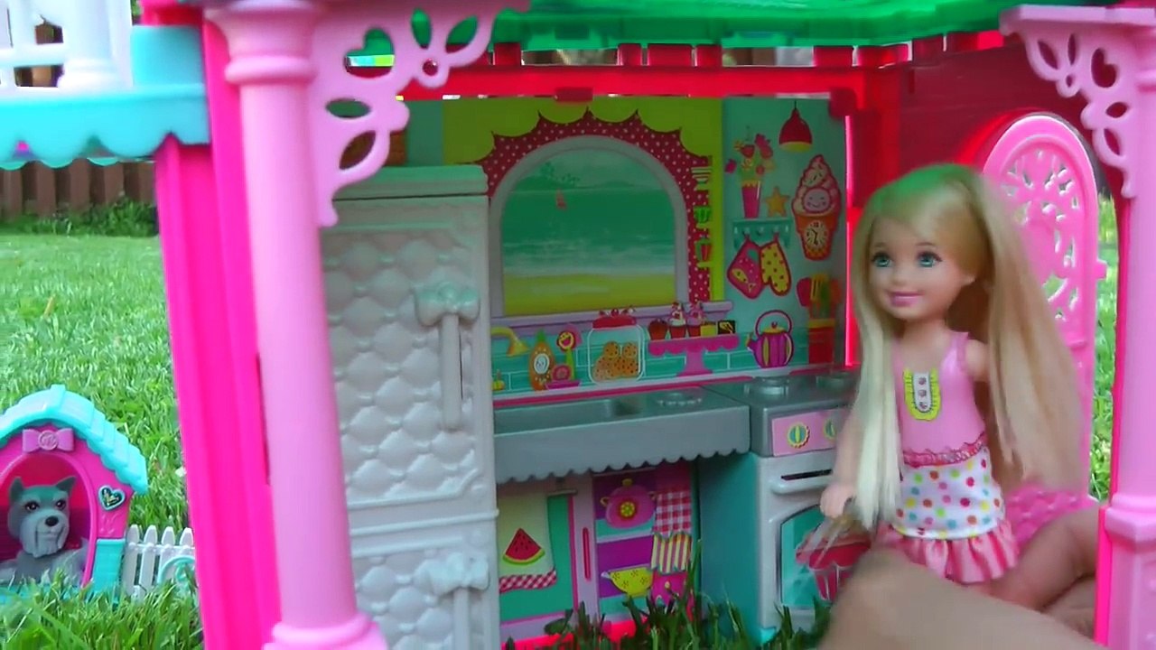 Cupcakes, Gummy bears ! Afraid of ANTS & Dogs !  ELSA ANNA Toddlers playing-qzV4hD6Wi24