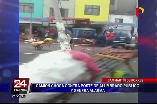 Camión de basura derribó poste en San Martín de Porres