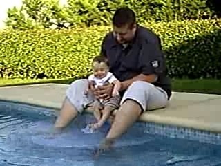 Celian decouverte de la piscine [8 mois]