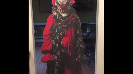 Piéger son fils avec un clown maléfique... en carton !