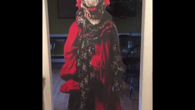 Piéger son fils avec un clown maléfique... en carton !