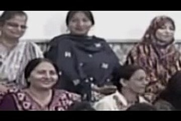 See What Questions Nida Yasir is Asking From Audience in a Live Show ??