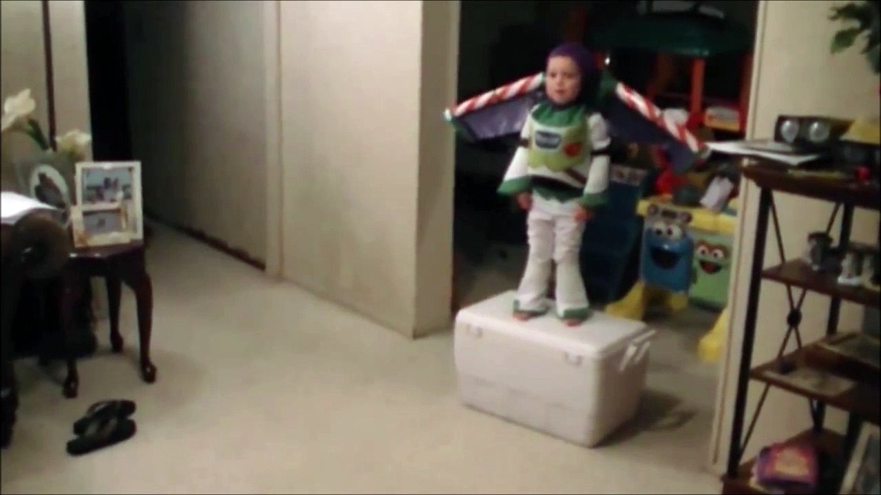 Il pensait vraiment pouvoir voler??? Pauvre gamin