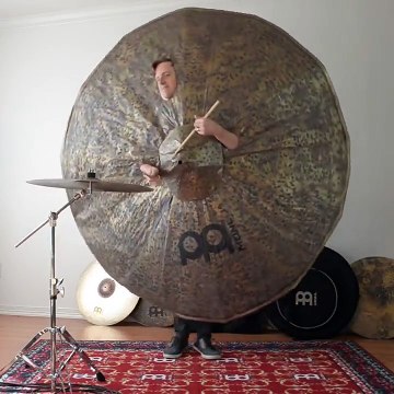 Le gars est déguisé en cymbale Meinl! Ahahah