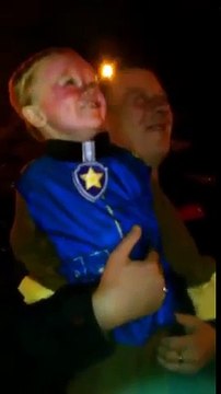 Ce gamin va devenir fou en voyant son premier feu d'artifice.