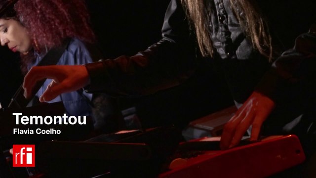 Flavia Coelho chante Temontou dans Musiques du monde @RFI