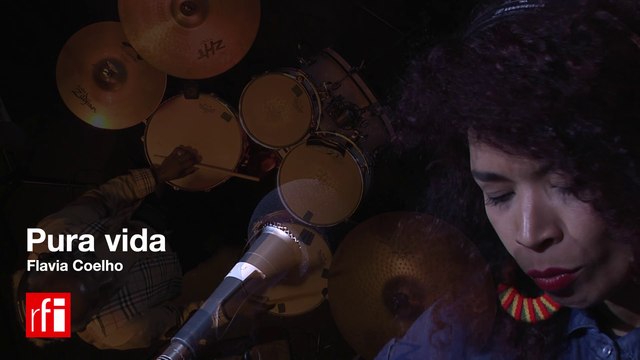 Flavia Coelho chante Pura Vida dans Musiques du monde @RFI