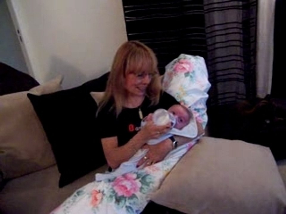 Mamy lili donne le bib