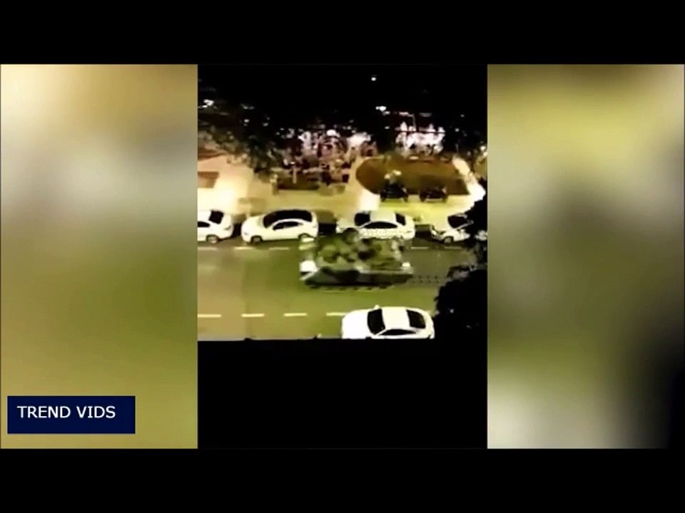Bağdat Caddesi'nden Geçen Tankı Alkışlayan Güruh (1)