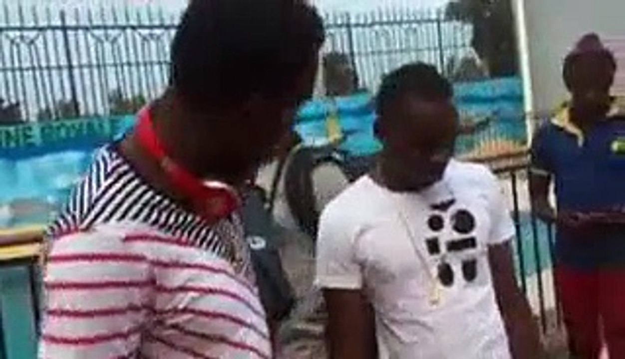 Wally Seck visite le parking de voitures de luxe de Sidiki Diabate au Mali