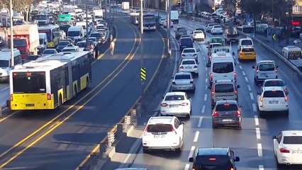 Çırılçıplak Metrobüsün Önüne Atlayan Adam