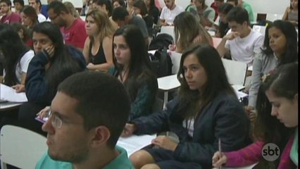 Estudantes usam a tecnologia na preparação para o Enem