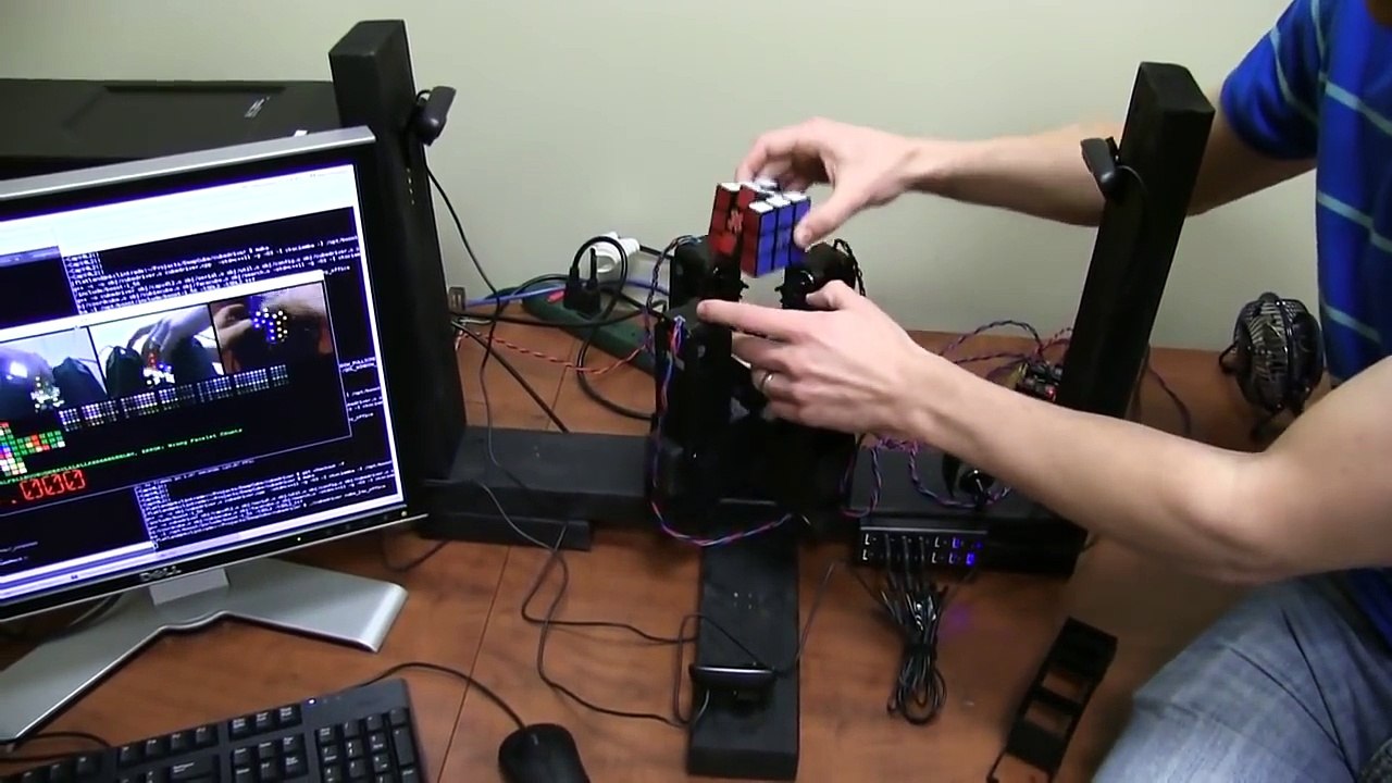 CUBO DI RUBIK  UN ROBOT LO RISOLVE IN APPENA 19 SECONDI