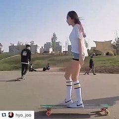 RAGAZZA COREANA BALLA SULLO SKATE IN MODO SEDUCENTE!!